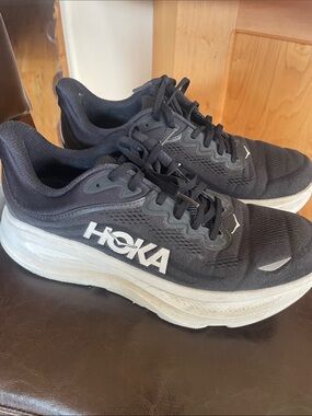 HOKA Men's Bondi 9 Black and White Running Shoes size 11 wide